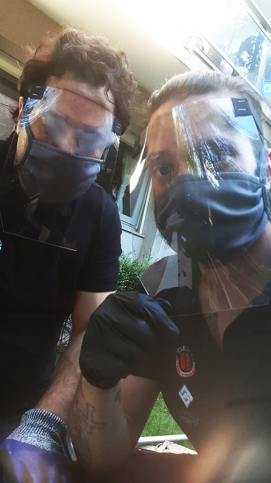 COVID19 - les poseurs Le Store Parisien avec leurs masques de protection
