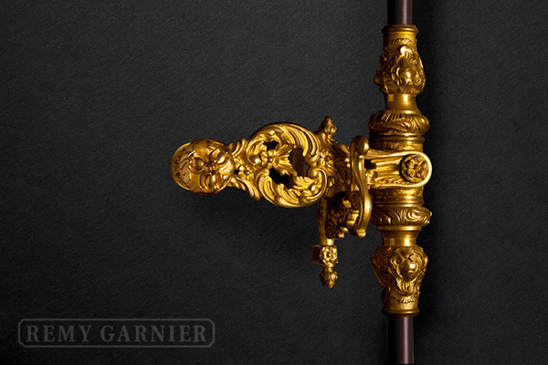 Espagnolettes bronze doré pour fenêtres bois de prestige - Rémy Garnier - La Fermeture Parisienne - Paris