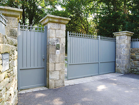 Fabrication et pose de portails traditionnels en aluminium sur mesure à Plaisir - La Fermeture Parisienne - Yvelines