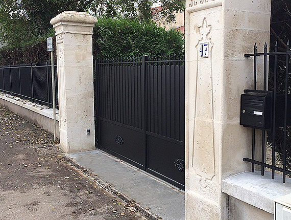 Fabrication et pose de portails traditionnels en aluminium sur mesure au Chesnay - La Fermeture Parisienne - Yvelines