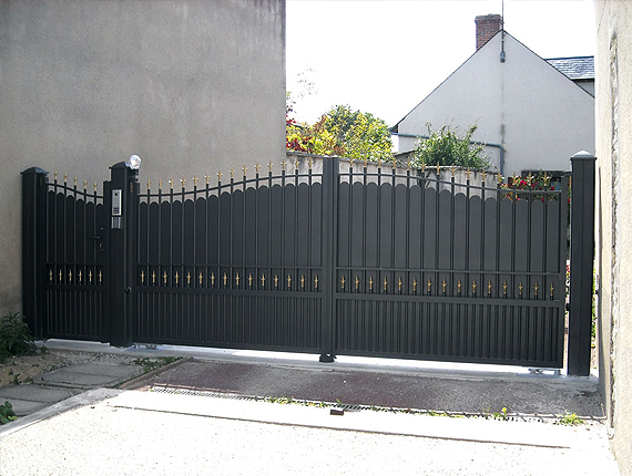 Fabrication et pose de portails traditionnels en aluminium sur mesure à Maurepas - La Fermeture Parisienne - Yvelines