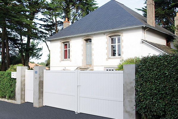 Fabrication et pose de portails motorisés en PVC sur mesure à Chatou - La Fermeture Parisienne - Yvelines