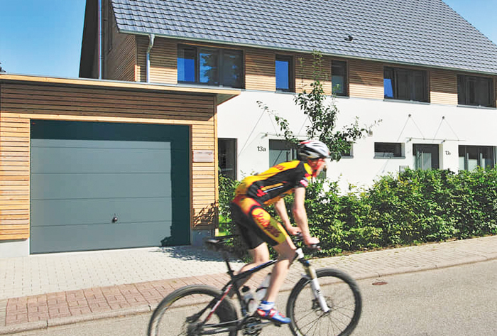 Pose de portes de garage basculantes Hörmann dans les Yvelines  - La Fermeture Parisienne - Elancourt