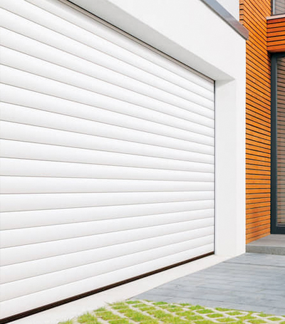 Portes de garage enroulables sur mesure dans les Yvelines - La Fermeture Parisienne.