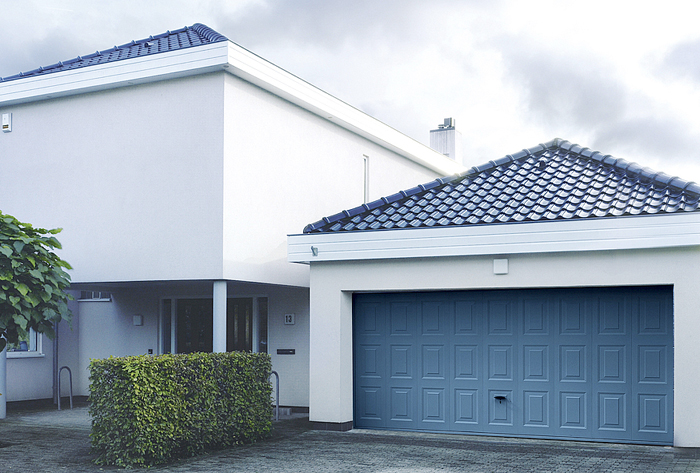 Pose de portes de garage basculantes sur mesure en aluminium  - La Fermeture Parisienne - Yvelines