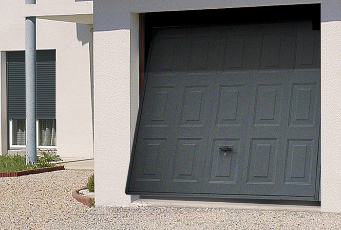 Pose de portes de garage basculantes sur mesure en aluminium à Plaisir  - La Fermeture Parisienne - Yvelines