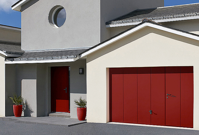 Pose de portes de garage basculantes sur mesure en aluminium à Versailles  - La Fermeture Parisienne - Yvelines