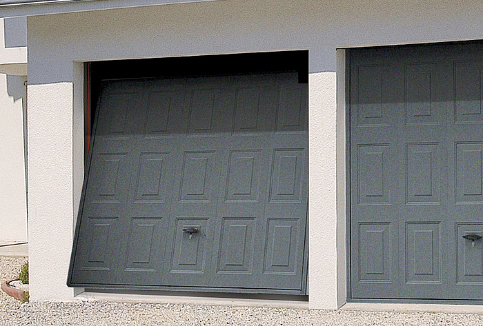 Pose de portes de garage basculantes sur mesure en aluminium à Voisins-le-Bretonneux  - La Fermeture Parisienne - Yvelines