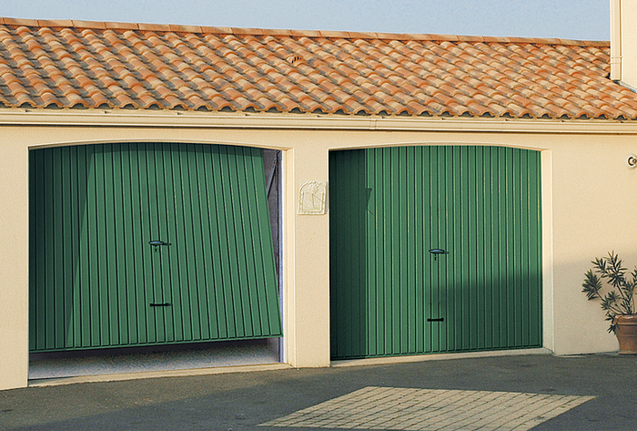 Pose de portes de garage basculantes sur mesure en aluminium à Guyancourt  - La Fermeture Parisienne - Yvelines