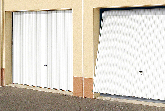 Pose de portes de garage basculantes sur mesure en aluminium à Bois d'Arcy  - La Fermeture Parisienne - Yvelines