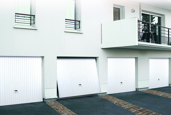 Pose de portes de garage basculantes sur mesure en aluminium à Saint-Nom-La-Bretèche  - La Fermeture Parisienne - Yvelines