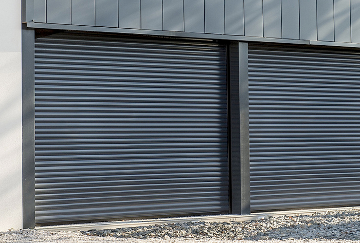 Pose de portes de garage sur mesure en aluminium à Versailles  - La Fermeture Parisienne - Yvelines