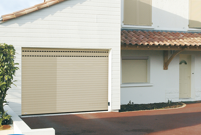 Pose de portes de garage sur mesure en aluminium à Chatou  - La Fermeture Parisienne - Yvelines