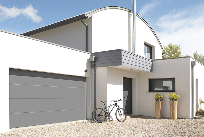 Pose de portes de garage sectionnelles sur mesure en aluminium à Plaisir  - La Fermeture Parisienne - Yvelines