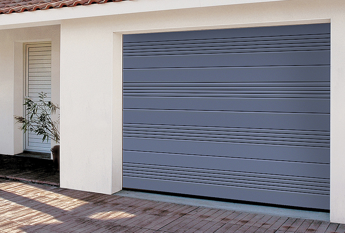 Pose de portes de garage sectionnelles sur mesure en aluminium à Guyancourt  - La Fermeture Parisienne - Yvelines