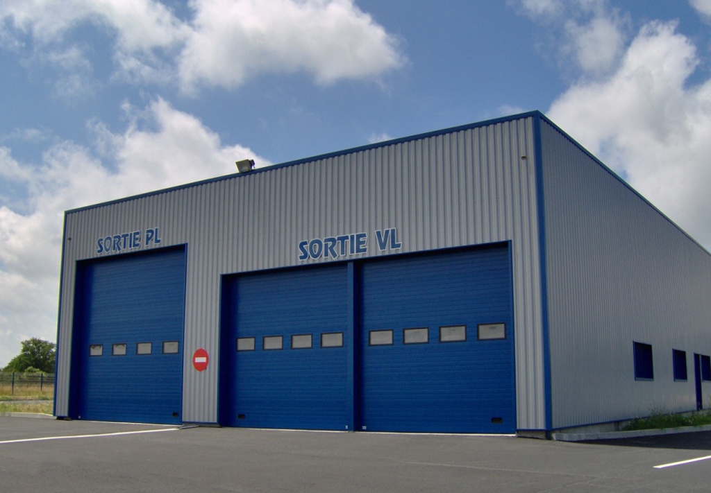 Pose de portes sectionnelles industrielles, quais de déchargement, locaux industriels et entrepôts de stockage  - La Fermeture Parisienne - IDF