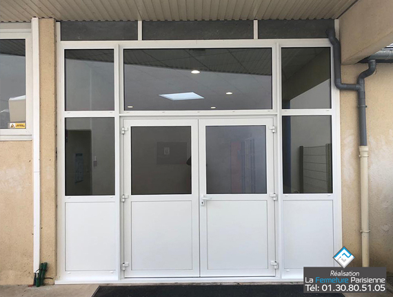 Porte en aluminium grand trafic PMR - Yvelines - Le Store Parisien